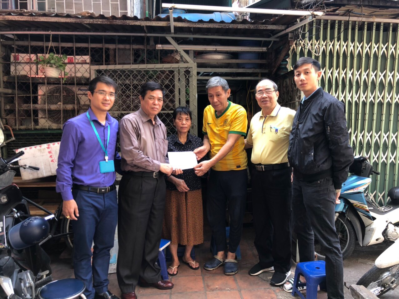 Hỗ trợ người dân trong việc loại bỏ bếp than tổ ong trên địa bàn phường theo Chỉ thị 15/CT-UBND của UBND TP Hà Nội